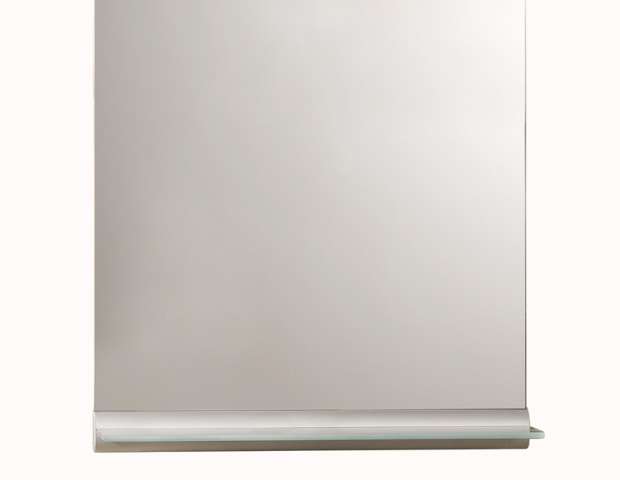 kylpyhuoneen-peili-hyllyllä